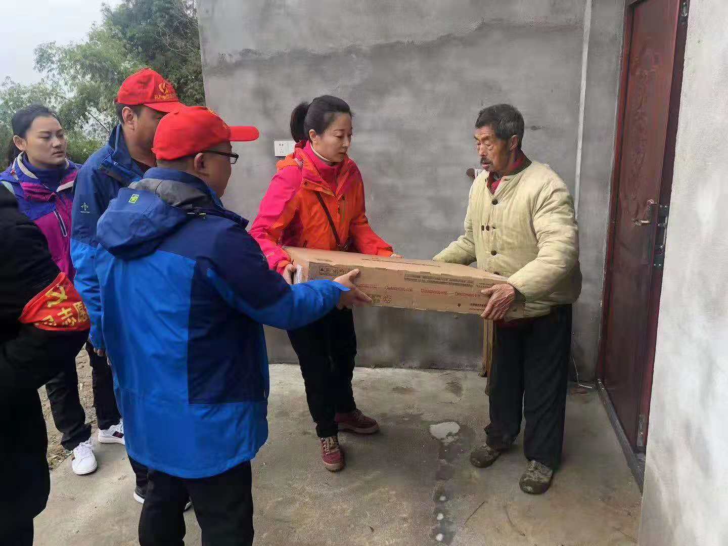 向范天龙赠送电视机.jpg