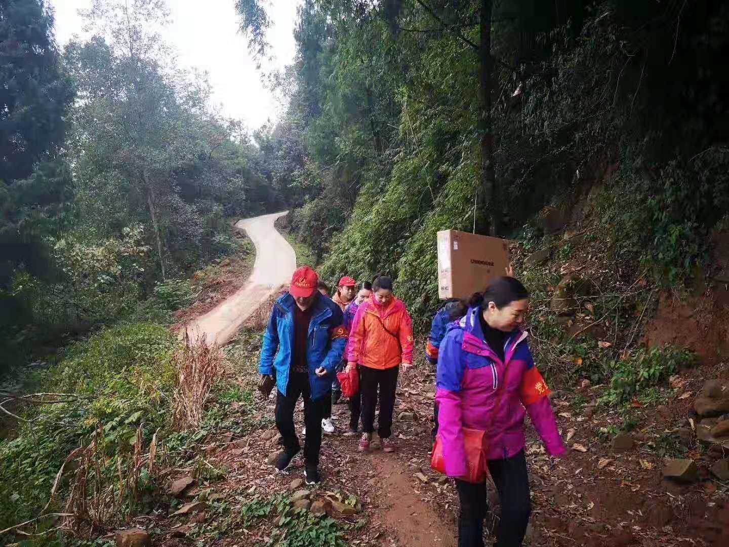 扶贫的最后一段路.jpg