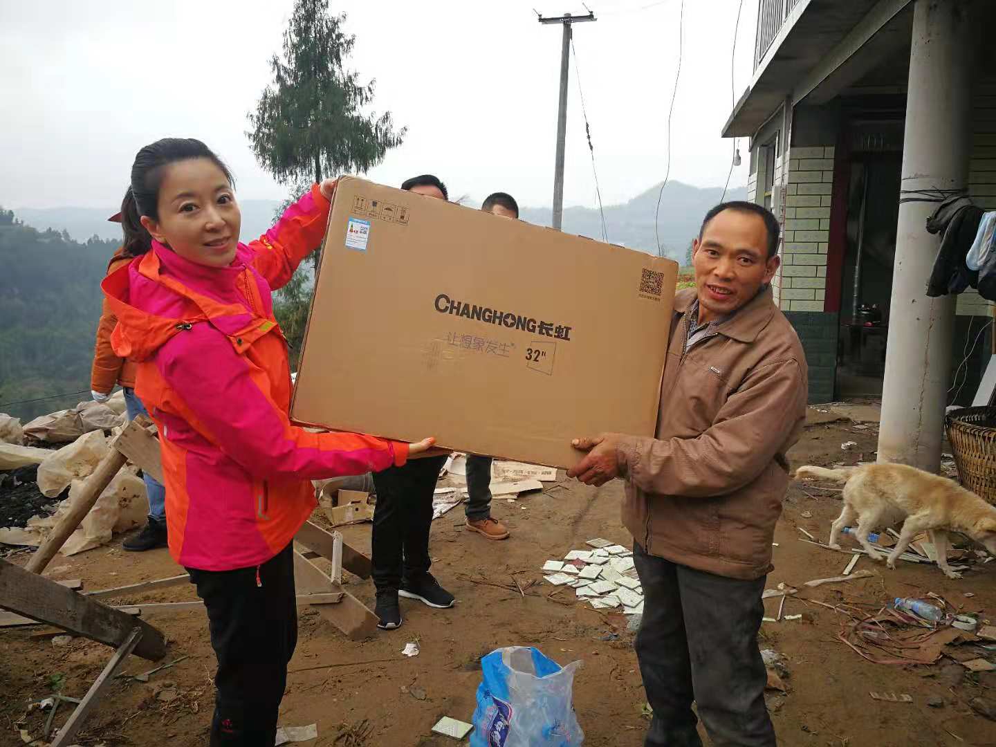 给刘怀仁送电视.jpg