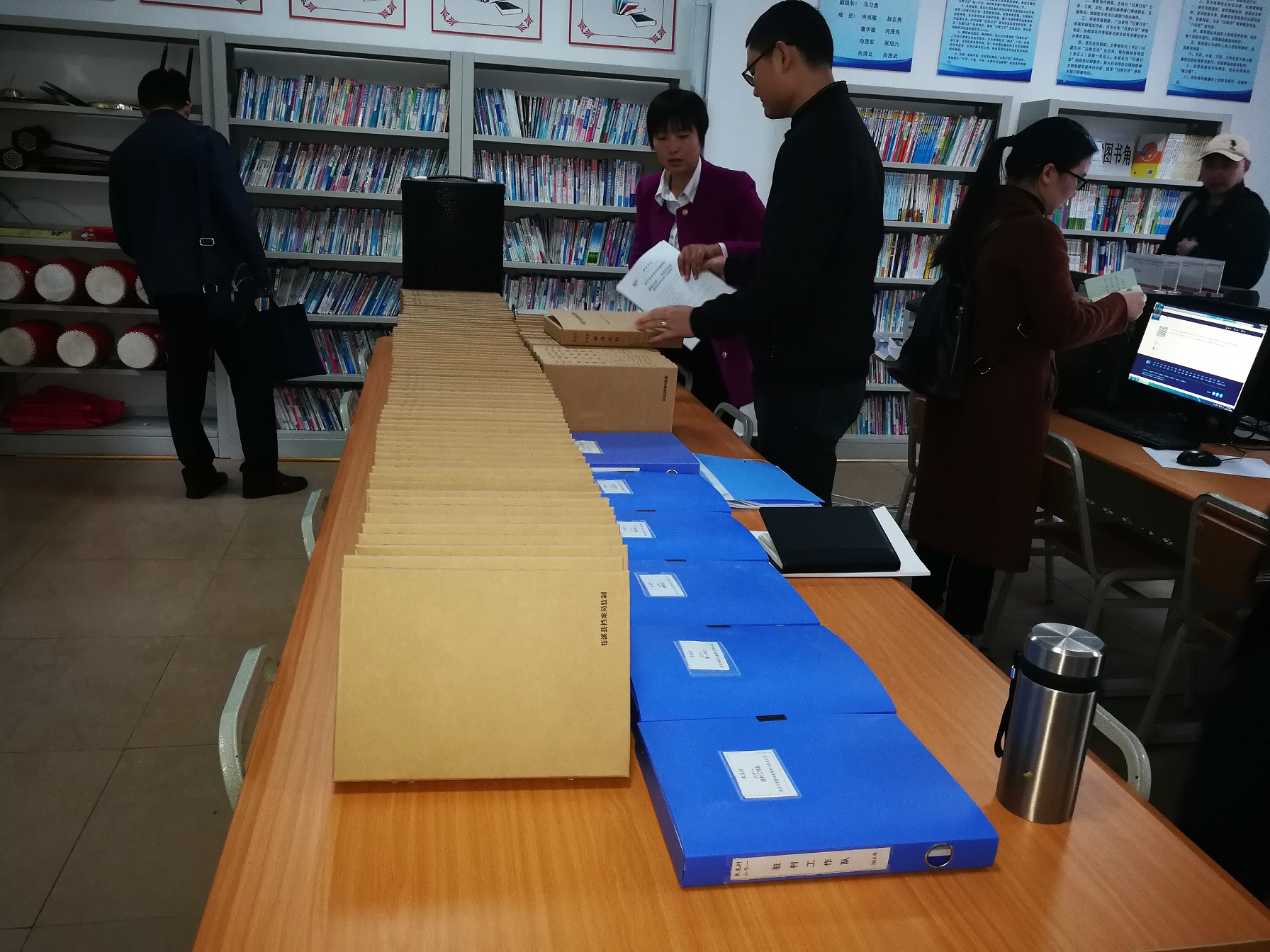 检查组查阅相关资料.jpg